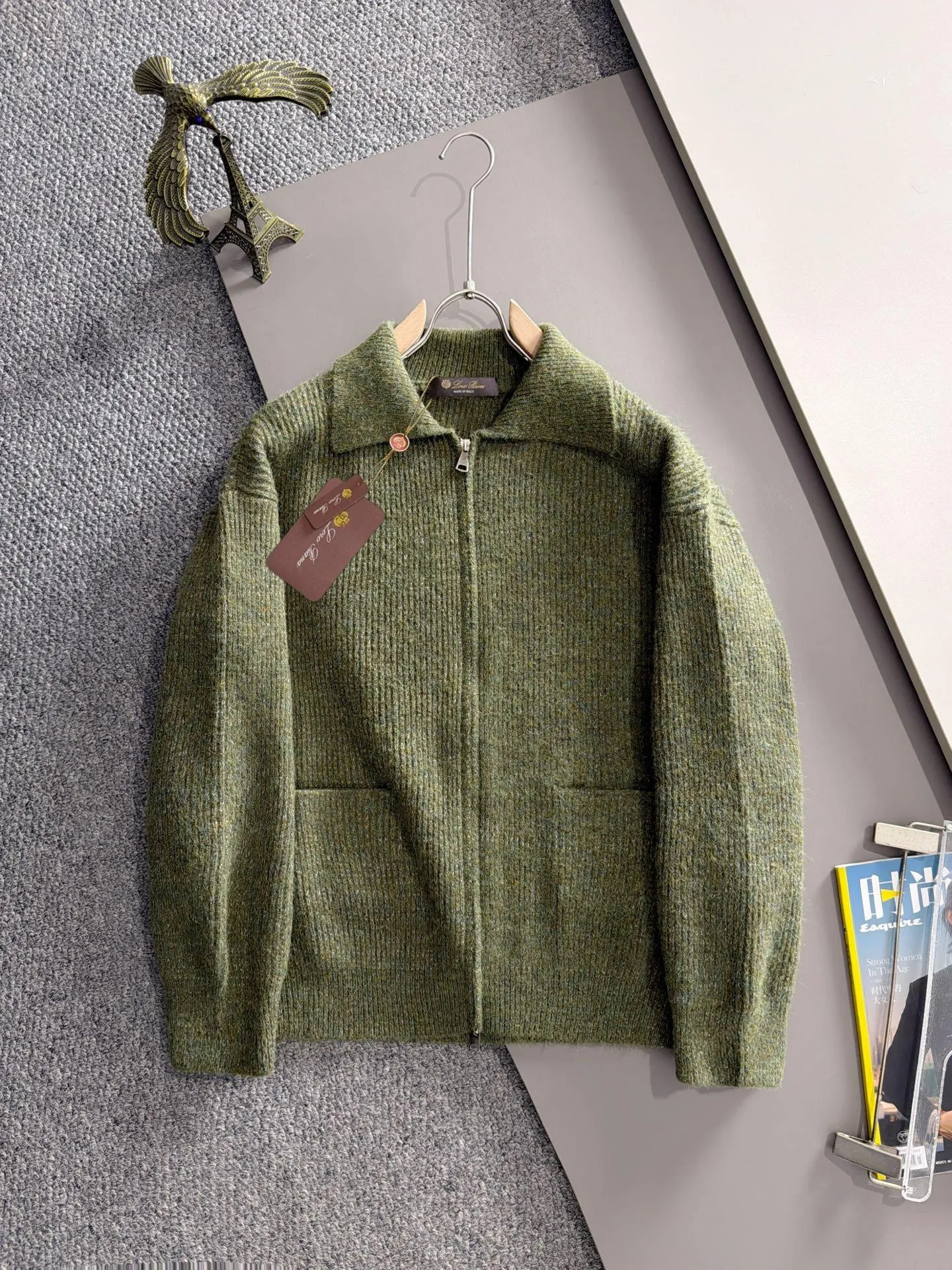 LP Loro Piana's latest sweaters from the official website for fall and winter 2026 are now on sale at the counter for Hot Sale! Specially made of wool blended fabric. It feels comfortable and can be directly in contact with the skin. The logo badge is exquisitely embroidered, which is extremely eye-catching! The details highlight the fashionable charm of big brands. Exquisite workmanship. Three-dimensional cutting style. The wearing effect is invincible and handsome! All three standards are complete! Sizes:M-3XL